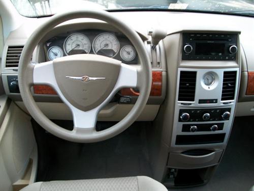Chrysler Town and Country 2009 photo 4