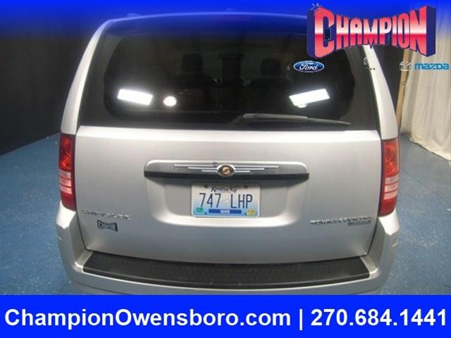 Chrysler Town and Country 2009 photo 2