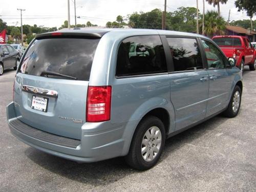 Chrysler Town and Country 2009 photo 2