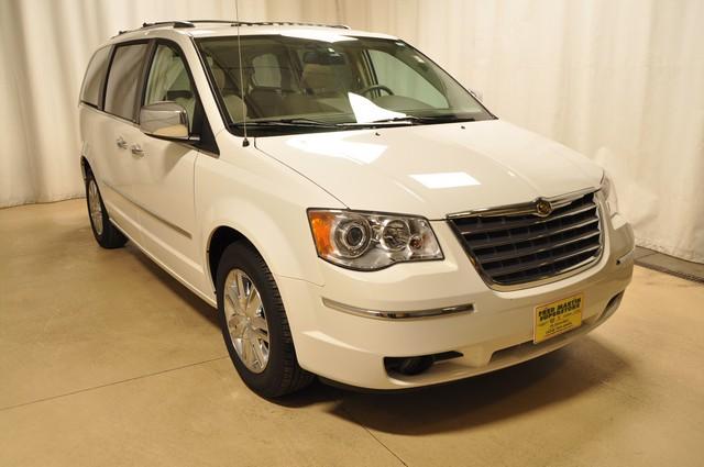 Chrysler Town and Country SLT 25 MiniVan