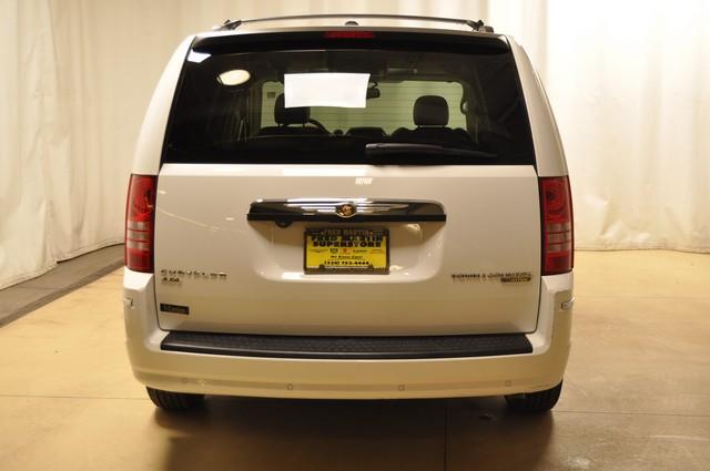Chrysler Town and Country 2009 photo 2