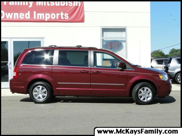 Chrysler Town and Country 2009 photo 1
