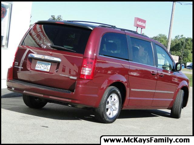 Chrysler Town and Country 2009 photo 2