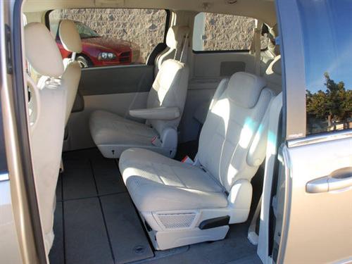Chrysler Town and Country 2009 photo 3