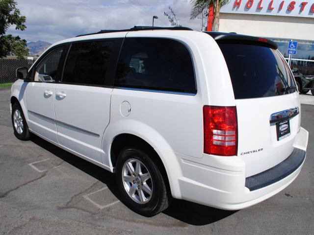 Chrysler Town and Country 2009 photo 1