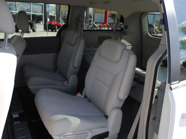 Chrysler Town and Country 2009 photo 2