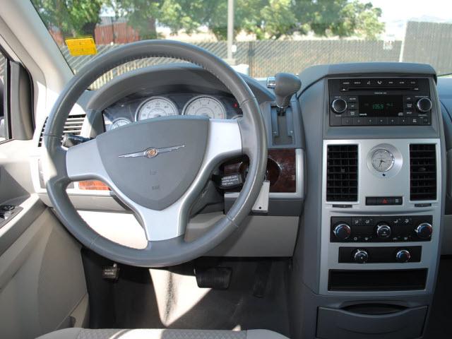 Chrysler Town and Country 2009 photo 3
