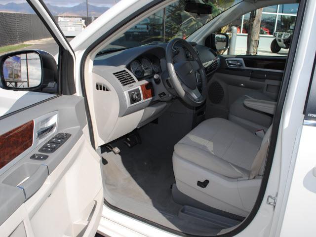 Chrysler Town and Country 2009 photo 4