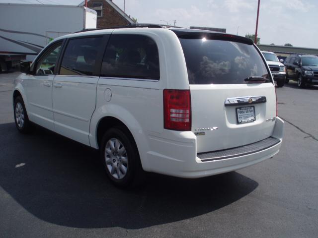 Chrysler Town and Country 2009 photo 1