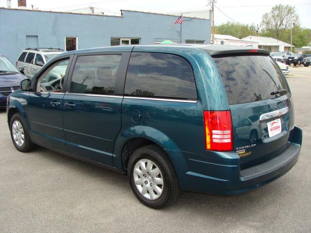 Chrysler Town and Country 2009 photo 3