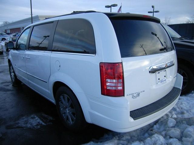 Chrysler Town and Country 2009 photo 1
