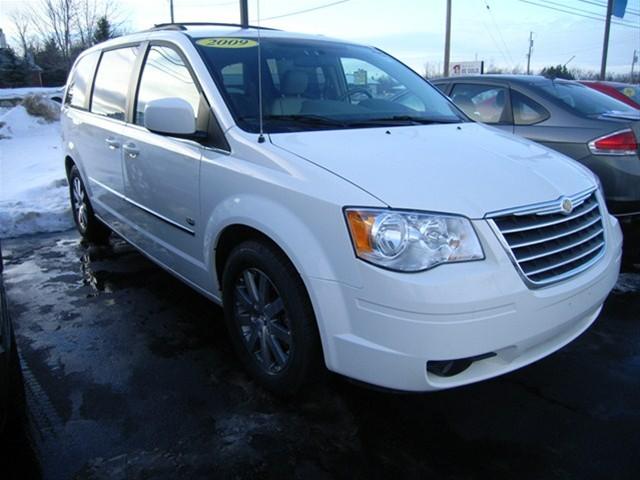 Chrysler Town and Country 2009 photo 2