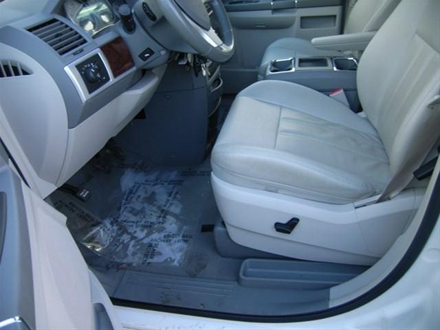 Chrysler Town and Country 2009 photo 3
