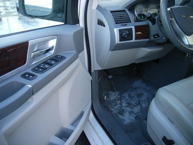 Chrysler Town and Country 2009 photo 4