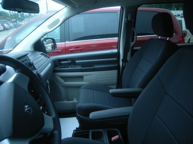 Chrysler Town and Country 2009 photo 2