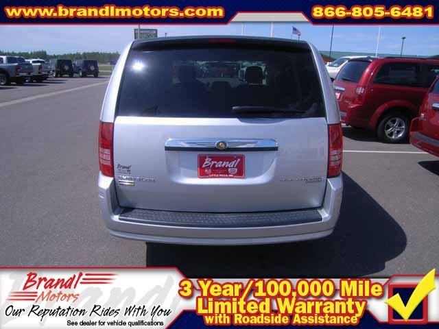 Chrysler Town and Country 2009 photo 2