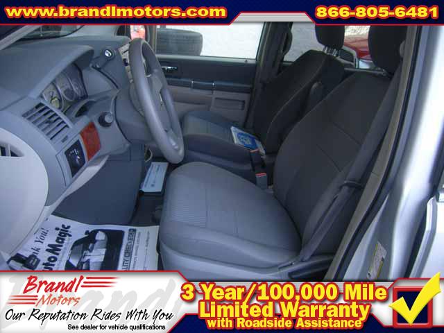 Chrysler Town and Country 2009 photo 4