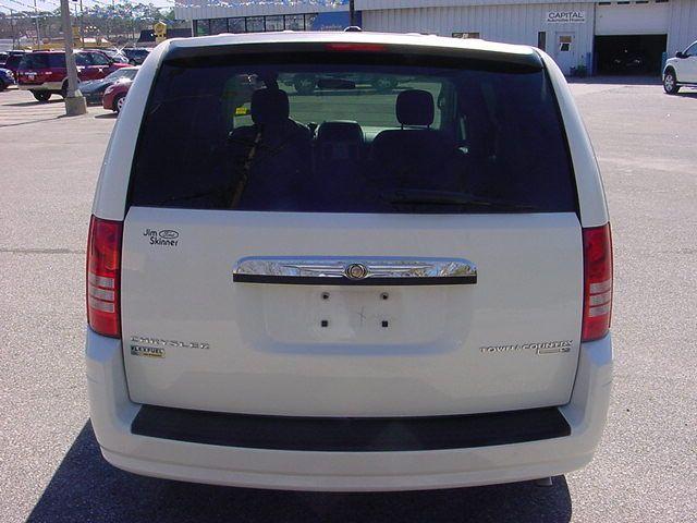 Chrysler Town and Country 2009 photo 5