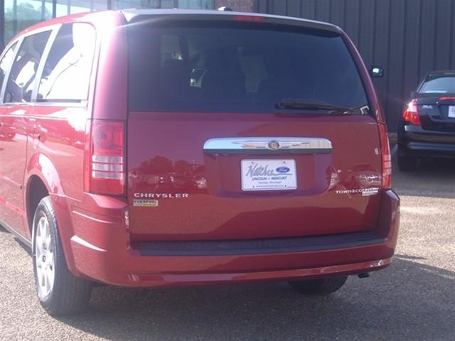 Chrysler Town and Country 2009 photo 3