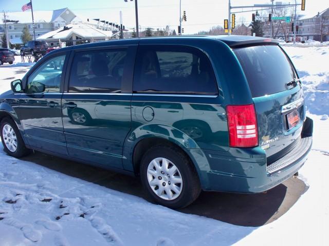 Chrysler Town and Country 2009 photo 2