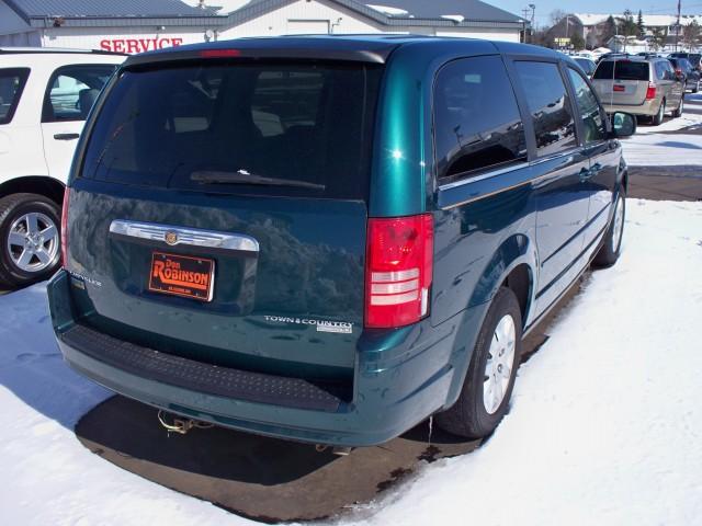 Chrysler Town and Country 2009 photo 3