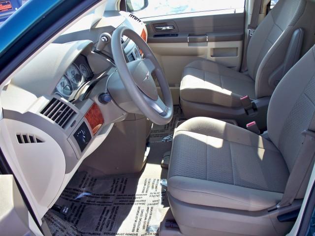 Chrysler Town and Country 2009 photo 4