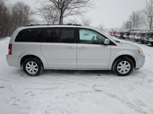 Chrysler Town and Country 2009 photo 2