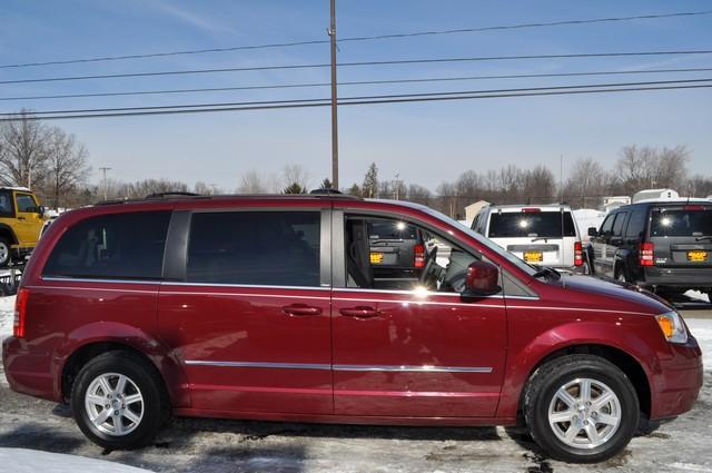 Chrysler Town and Country 2009 photo 2