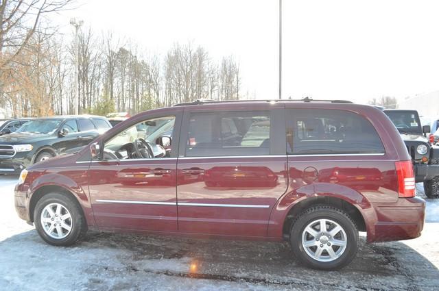 Chrysler Town and Country 2009 photo 3