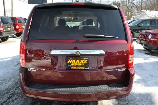 Chrysler Town and Country 2009 photo 4