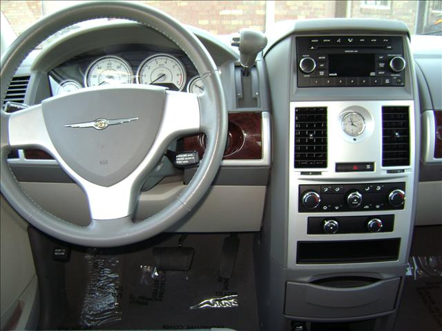 Chrysler Town and Country 2009 photo 1