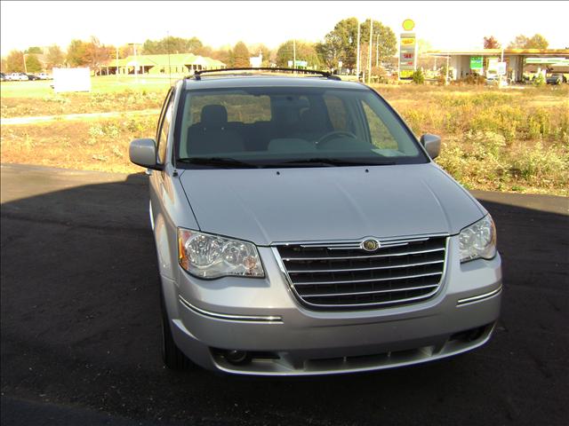 Chrysler Town and Country 2009 photo 2