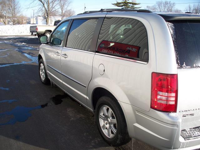 Chrysler Town and Country 2009 photo 2