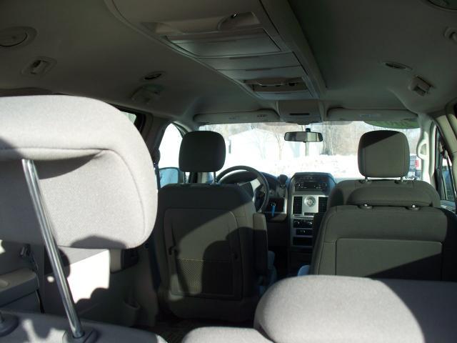 Chrysler Town and Country 2009 photo 3