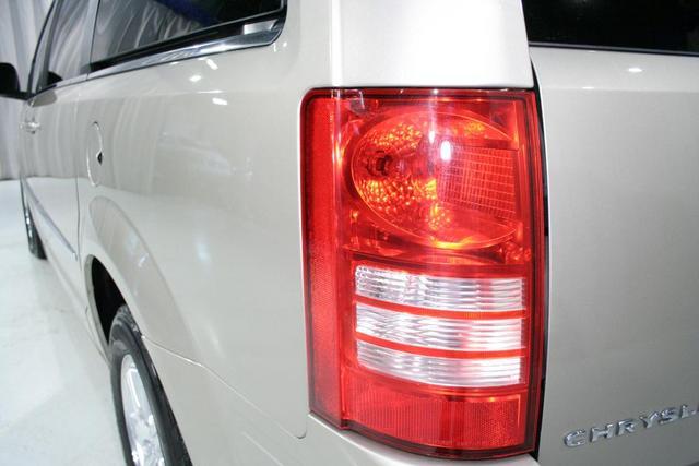 Chrysler Town and Country 2009 photo 1
