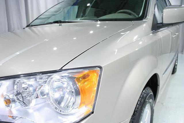 Chrysler Town and Country 2009 photo 2