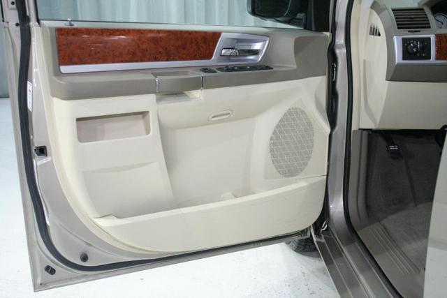 Chrysler Town and Country 2009 photo 3