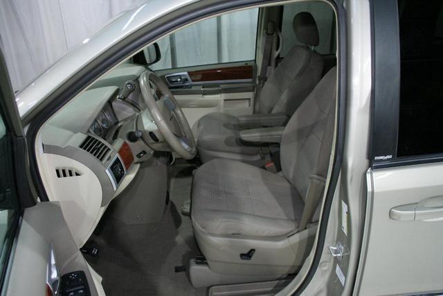 Chrysler Town and Country 2009 photo 4