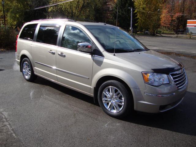 Chrysler Town and Country 2009 photo 2
