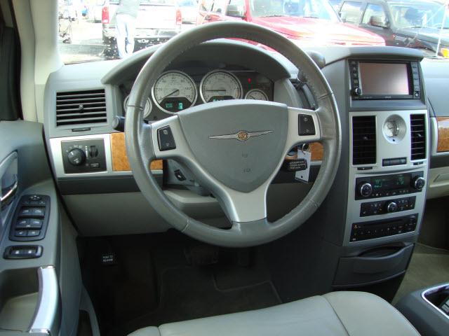 Chrysler Town and Country 2009 photo 3