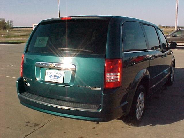 Chrysler Town and Country 2009 photo 2