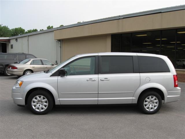 Chrysler Town and Country 2009 photo 2
