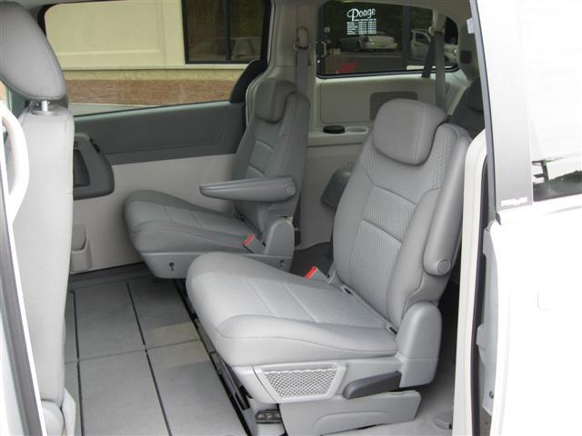 Chrysler Town and Country 2009 photo 4