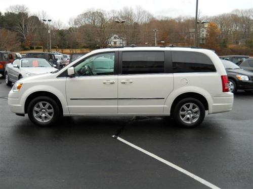 Chrysler Town and Country 2009 photo 2
