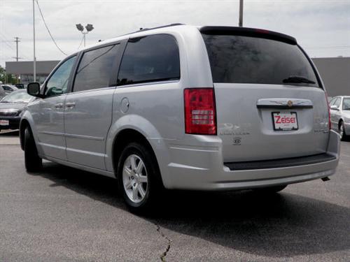 Chrysler Town and Country 2009 photo 2