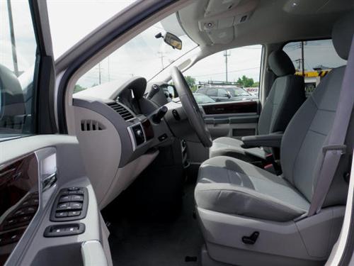 Chrysler Town and Country 2009 photo 3