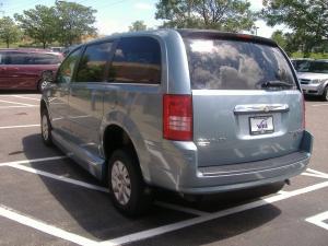 Chrysler Town and Country 2009 photo 3