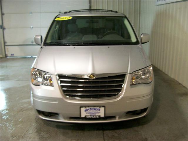 Chrysler Town and Country 2009 photo 2