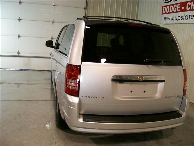 Chrysler Town and Country 2009 photo 3