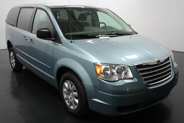Chrysler Town and Country 2009 photo 2